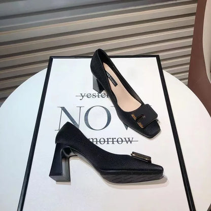 Elegante und stützende orthopädische Absätze
