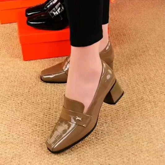Elegante und stützende orthopädische Absätze