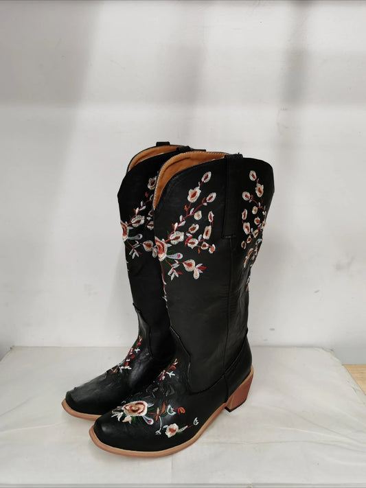 Bequeme und modische orthopädische Stiefel