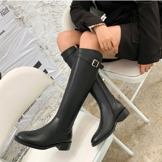 EM | Bequeme kniehohe Stiefel mit Schnallendetail