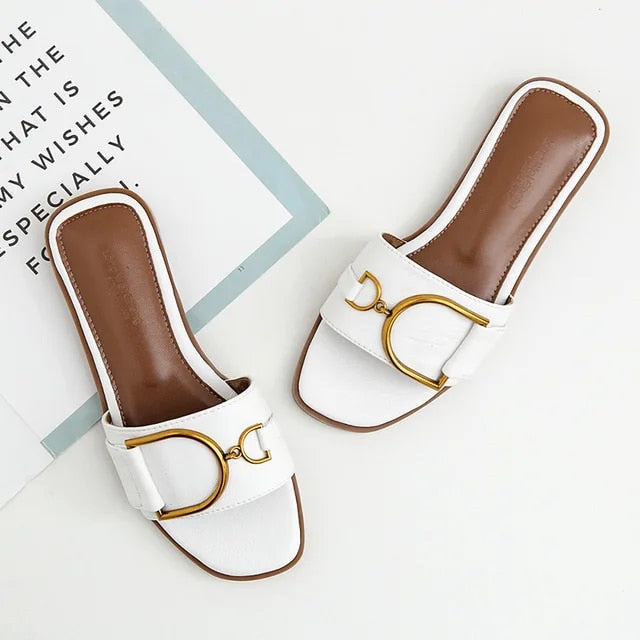 EM | Elegante Schlupf-Sandalen mit Statement-Schnalle