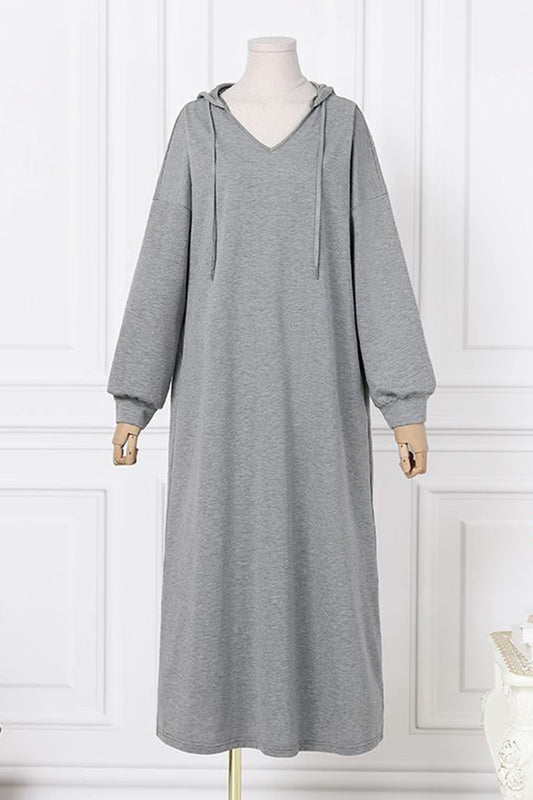 Eiram - Kleid mit Kapuze und V-Ausschnitt-Schnürung