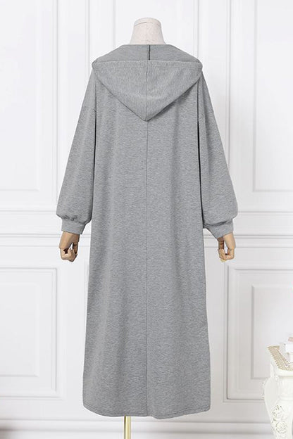 Eiram - Kleid mit Kapuze und V-Ausschnitt-Schnürung
