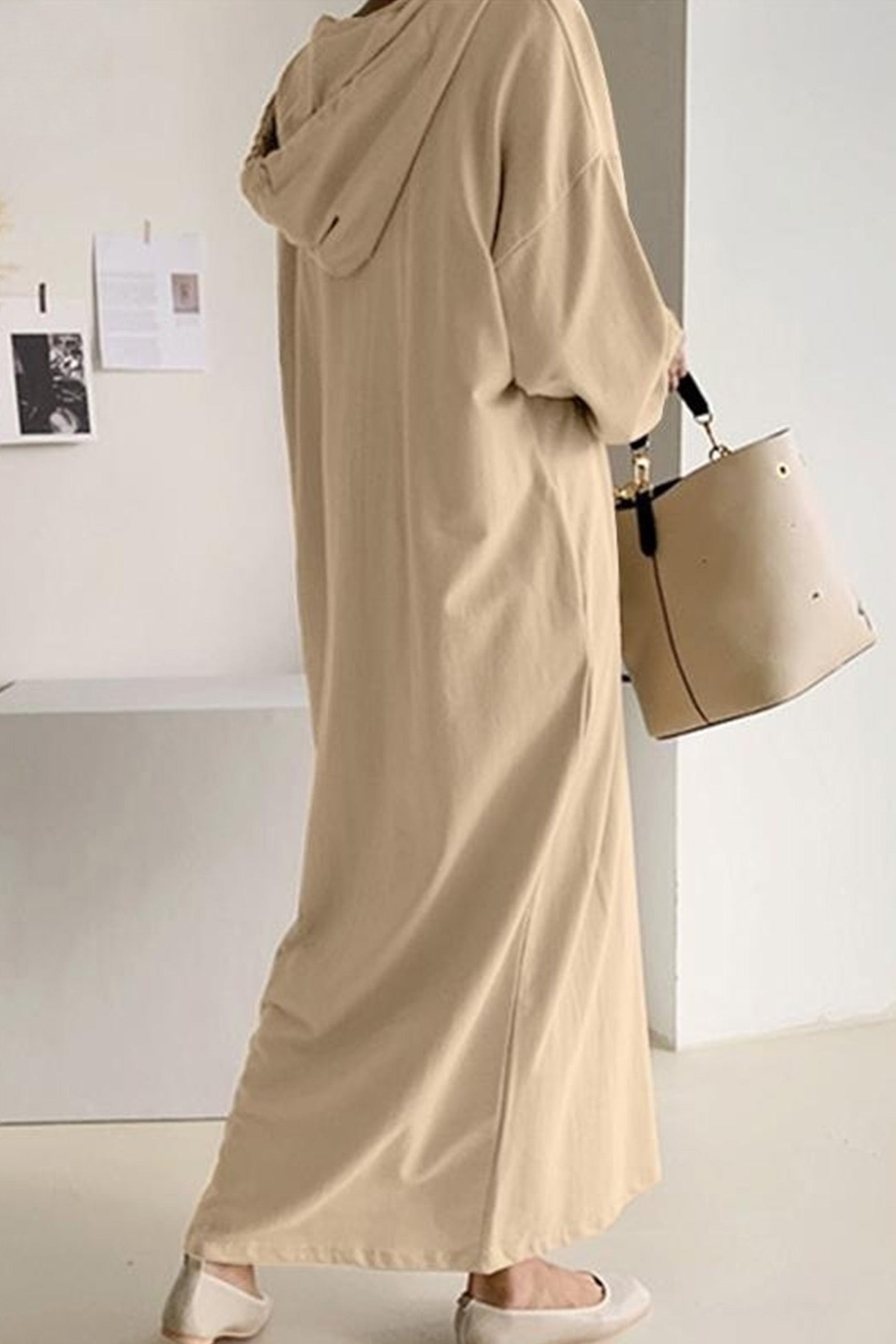 Eiram - Kleid mit Kapuze und V-Ausschnitt-Schnürung