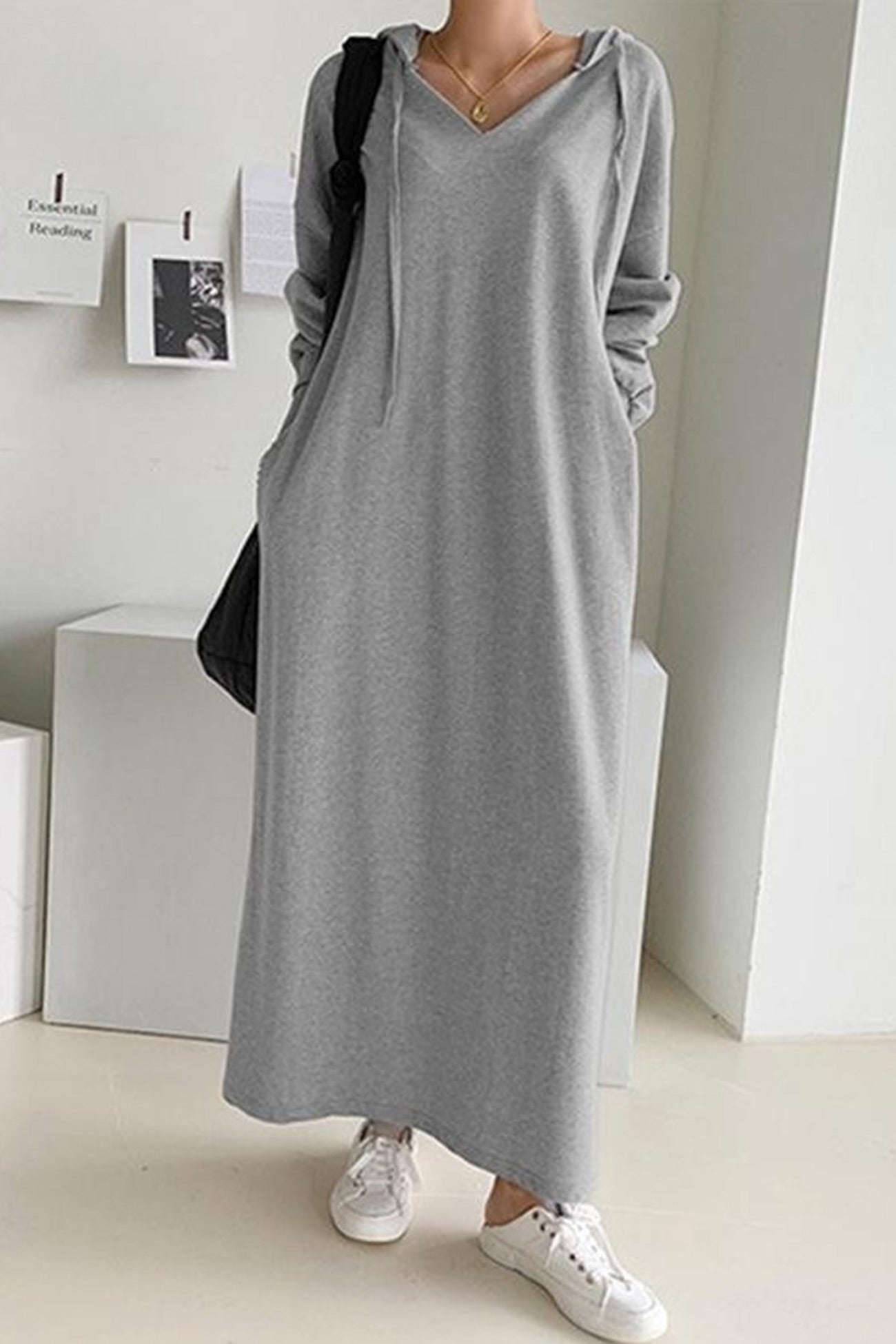 Eiram - Kleid mit Kapuze und V-Ausschnitt-Schnürung