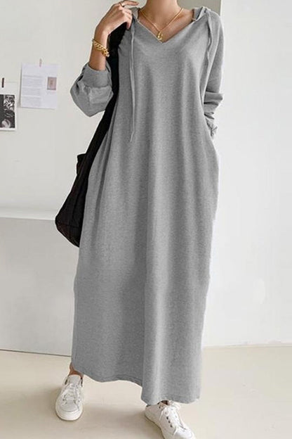 Eiram - Kleid mit Kapuze und V-Ausschnitt-Schnürung