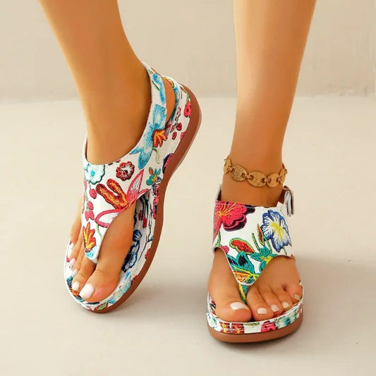 EM | Boho-Sandalen mit Blumenmuster und Zehenschlaufe