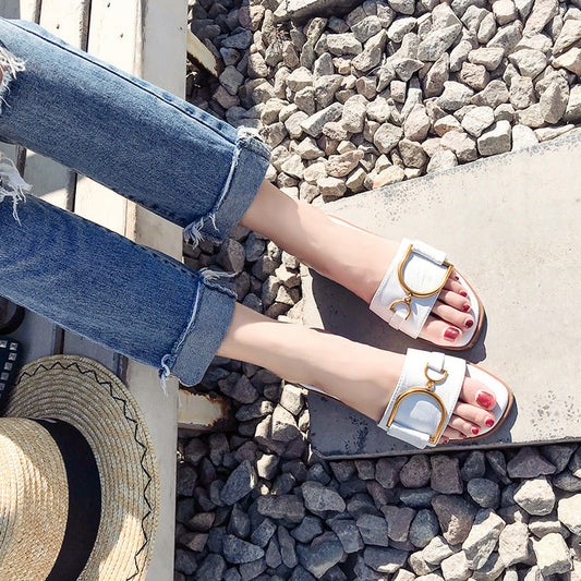 EM | Elegante Schlupf-Sandalen mit Statement-Schnalle