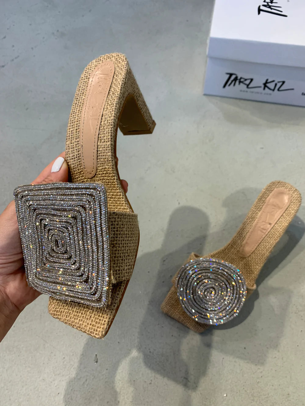 EM | Quadratische runde Sandalen mit Absätzen