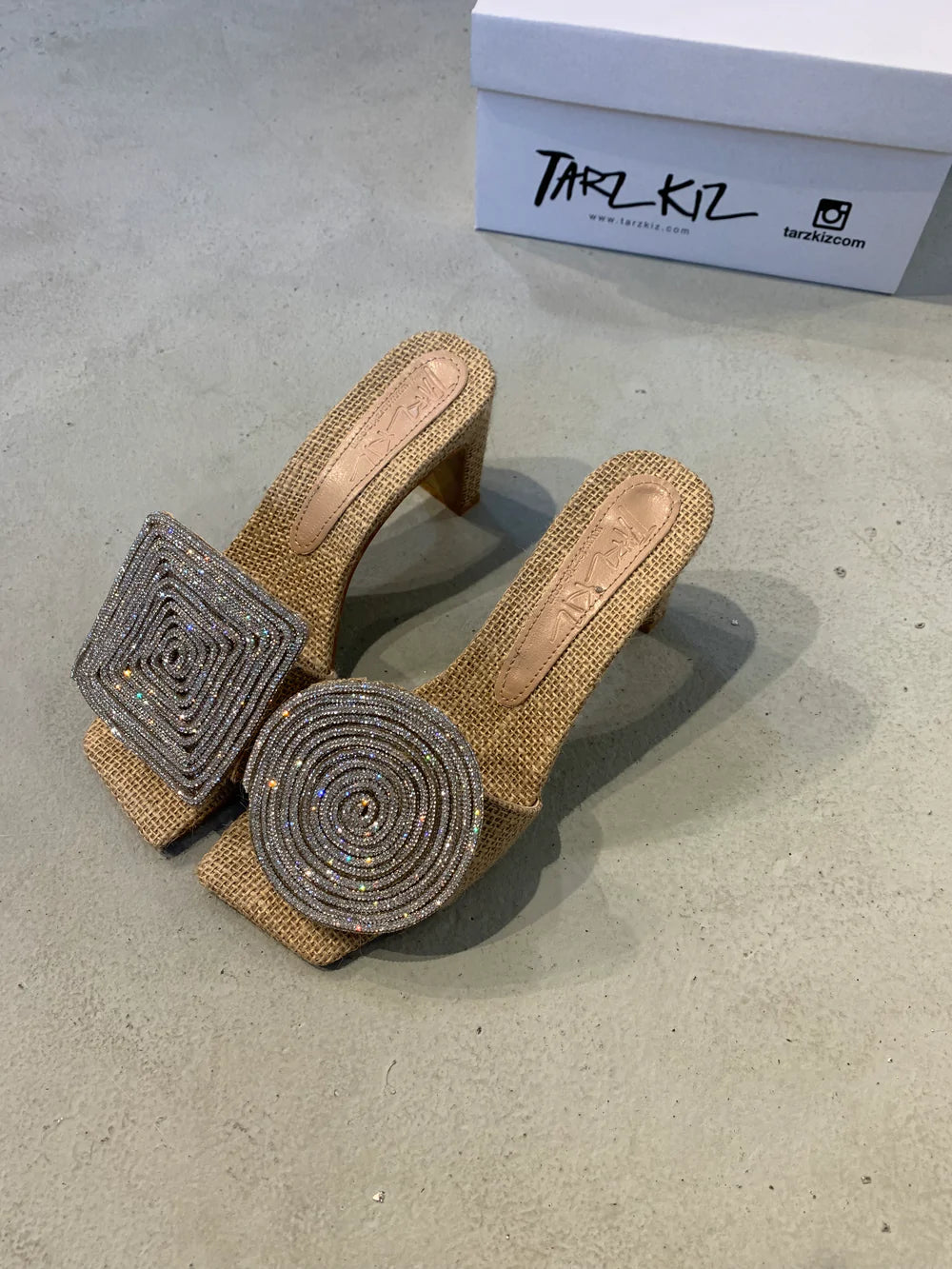 EM | Quadratische runde Sandalen mit Absätzen