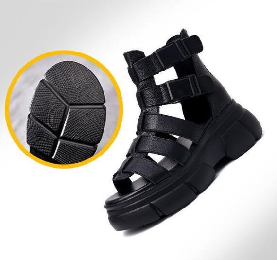 EM | Klobige Gladiatorensandalen mit mehreren Riemen