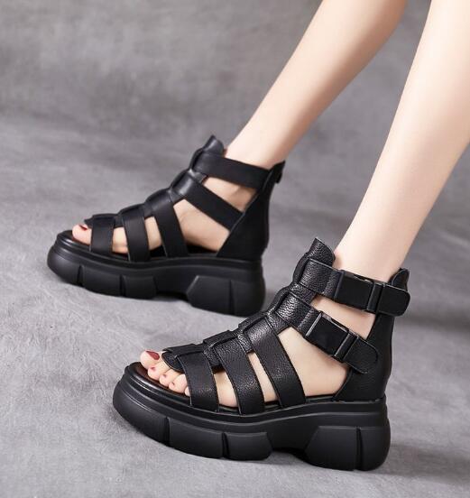EM | Klobige Gladiatorensandalen mit mehreren Riemen
