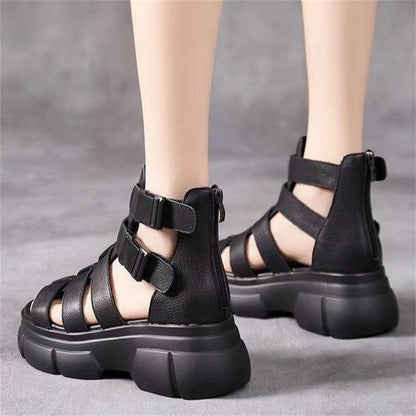 EM | Klobige Gladiatorensandalen mit mehreren Riemen