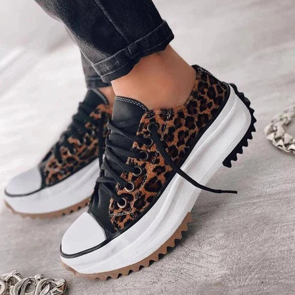 EM | Modische Turnschuhe mit Plateau