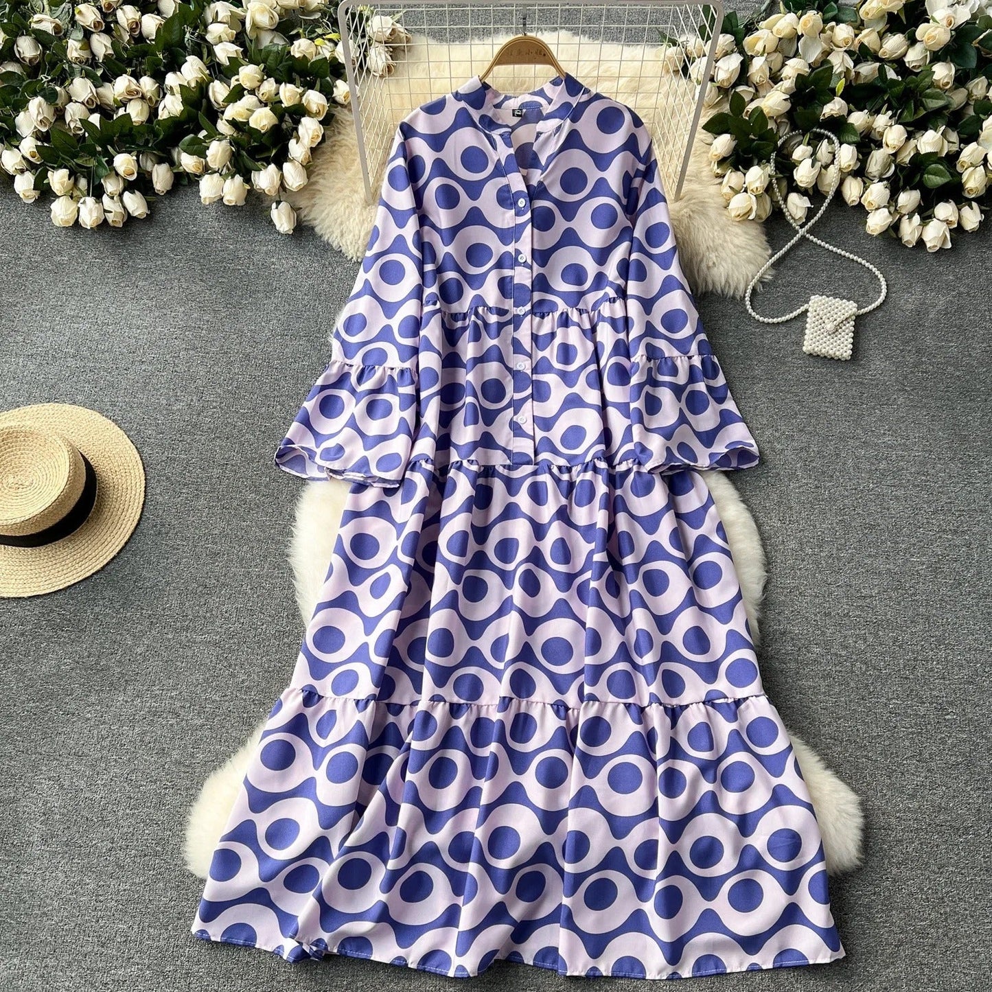EM | Bedrucktes langes Vintage-Kleid mit V-Ausschnitt und ausgestellten Ärmeln
