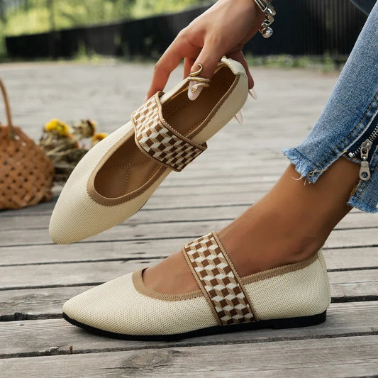 EM | Elegante spitz zulaufende Flats mit kariertem Riemen