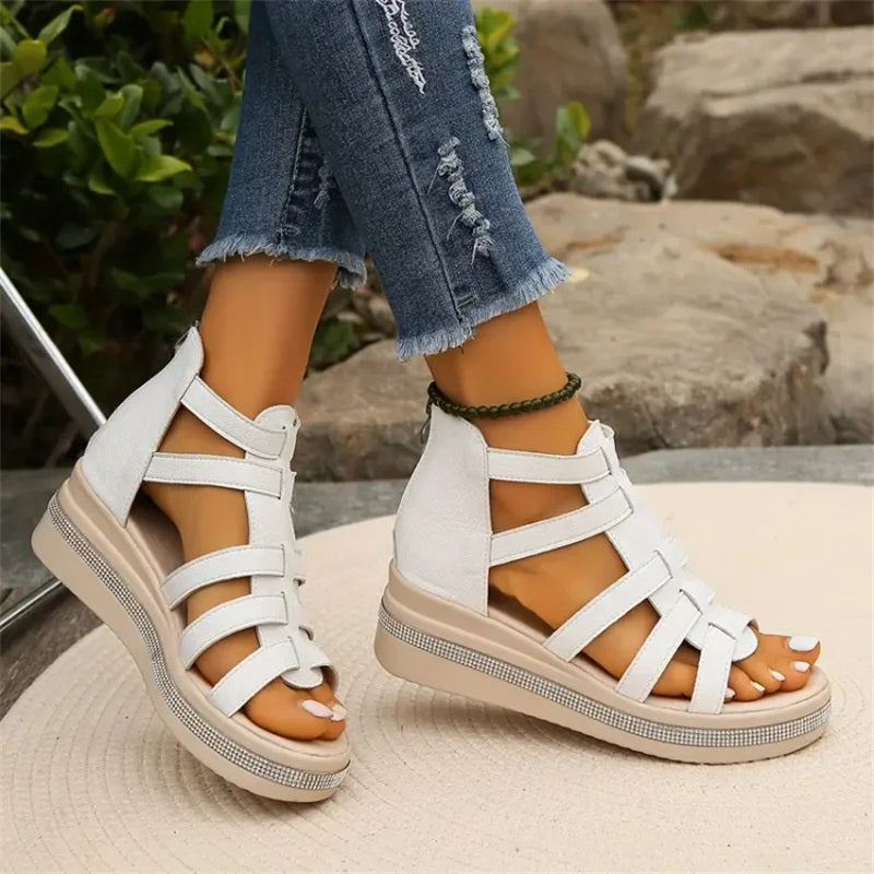 EM | Mit Strass besetzte Keilsandalen