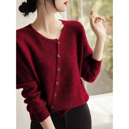 EM | Asymmetrischer Strickpullover mit Knopfleiste