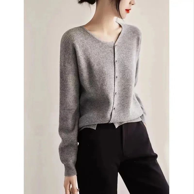 EM | Asymmetrischer Strickpullover mit Knopfleiste