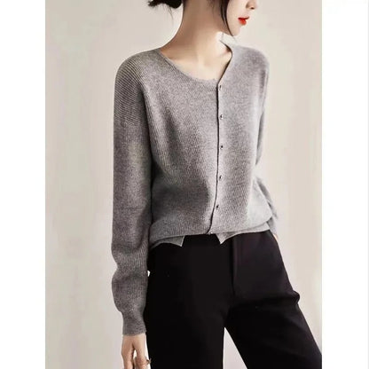EM | Asymmetrischer Strickpullover mit Knopfleiste