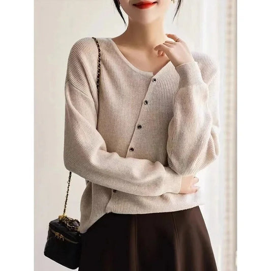 EM | Asymmetrischer Strickpullover mit Knopfleiste
