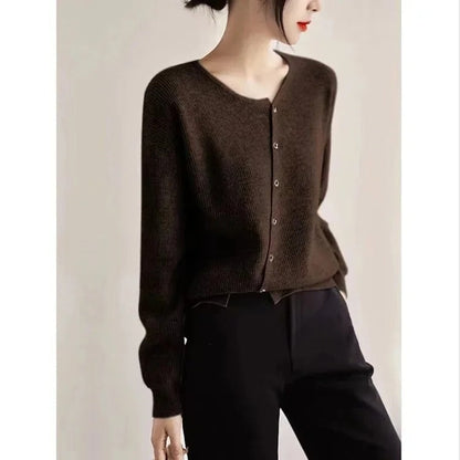 EM | Asymmetrischer Strickpullover mit Knopfleiste