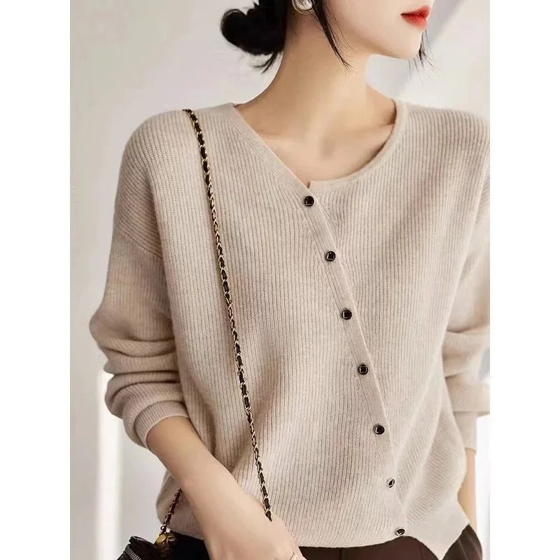 EM | Asymmetrischer Strickpullover mit Knopfleiste